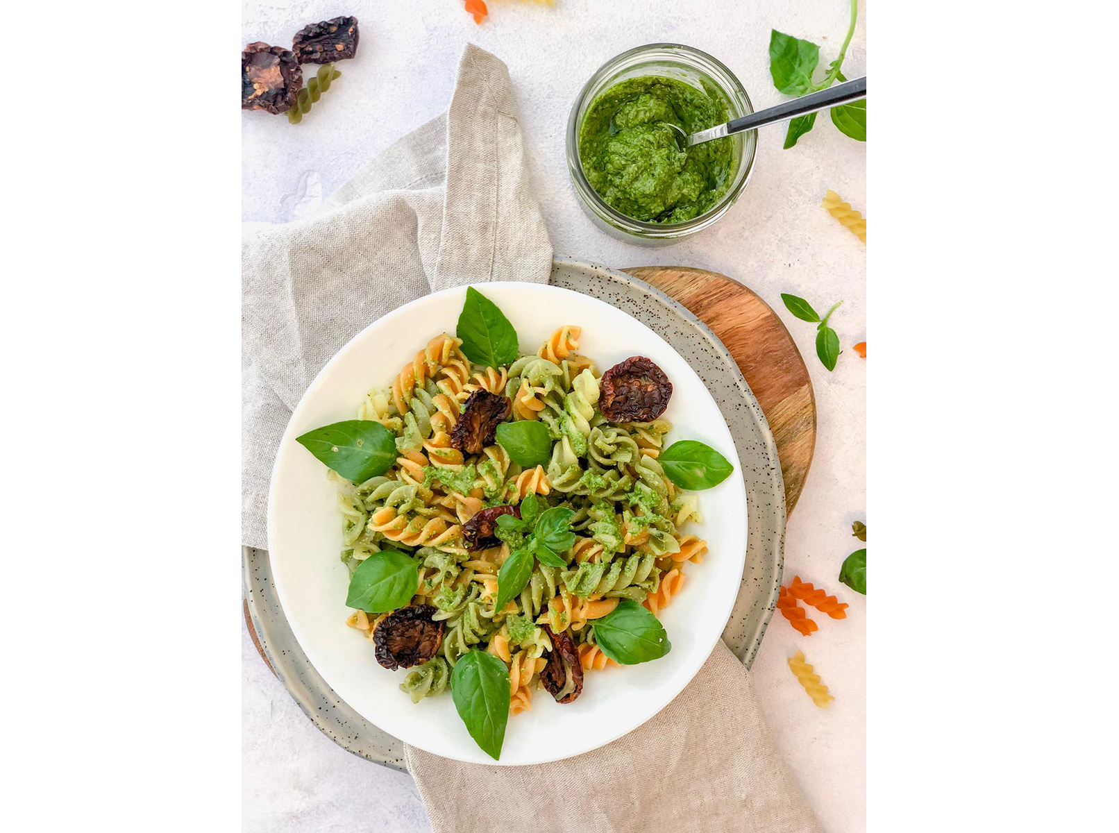 Fusilli tricolore cu pesto 